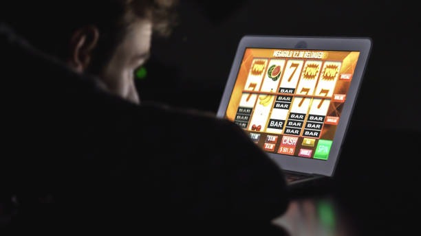 Slot game interface with tournament leaderboard and live updates